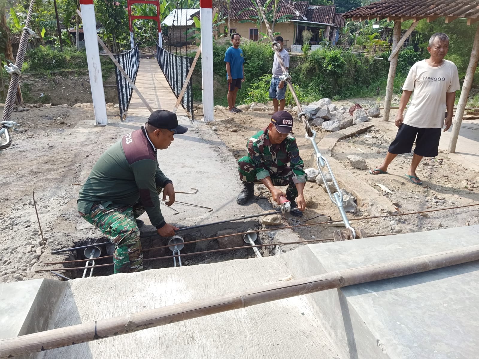 Gotong Royong TNI Dan Masyarakat Percepat Penyelesaian Jembatan Gantung Garuda Di Desa Dukuh