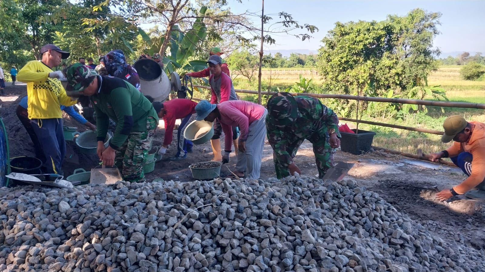 KBMKB XXXIV Kodim 0723/Klaten Percepat Betonisasi Jalan Usaha Tani Dan Pembangunan RTLH Di Desa Malangjiwan