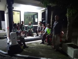 Patroli Malam Dan Komsos di Pos Kamling, Babinsa Koramil 06/Kebonarum Perkuat Sinergi TNI dengan Warga