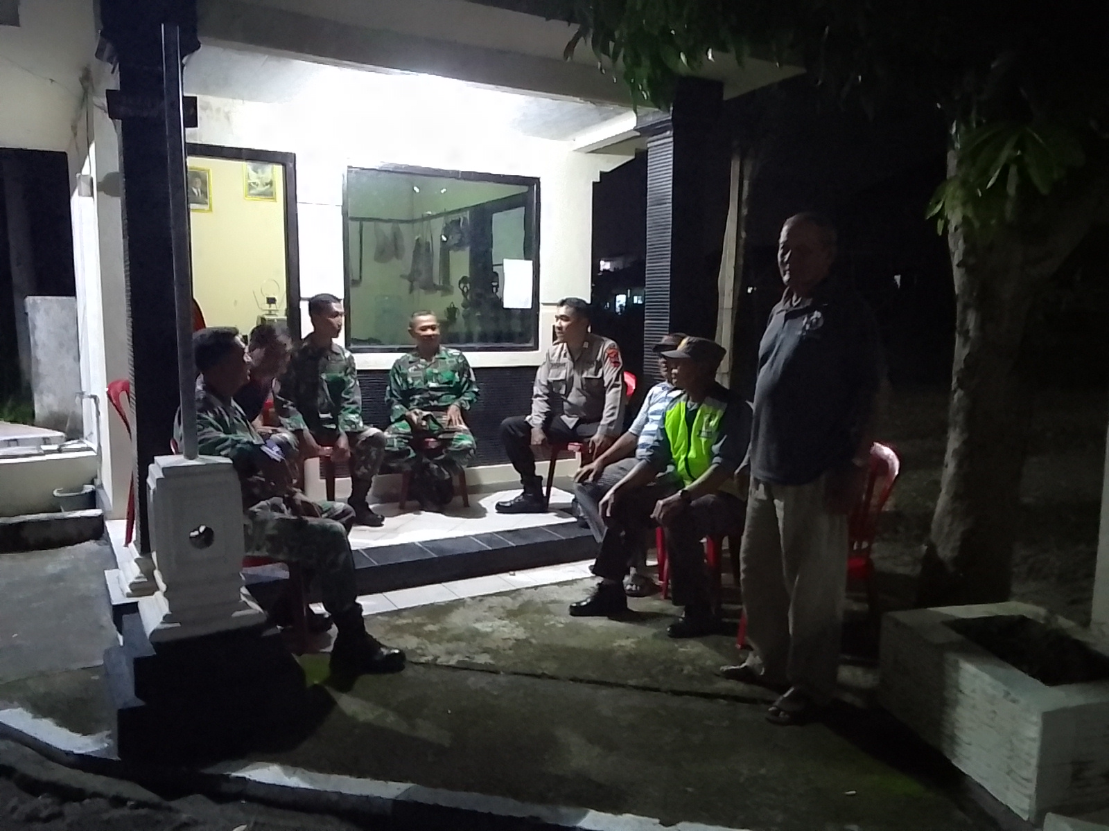 Patroli Malam Dan Komsos di Pos Kamling, Babinsa Koramil 06/Kebonarum Perkuat Sinergi TNI dengan Warga