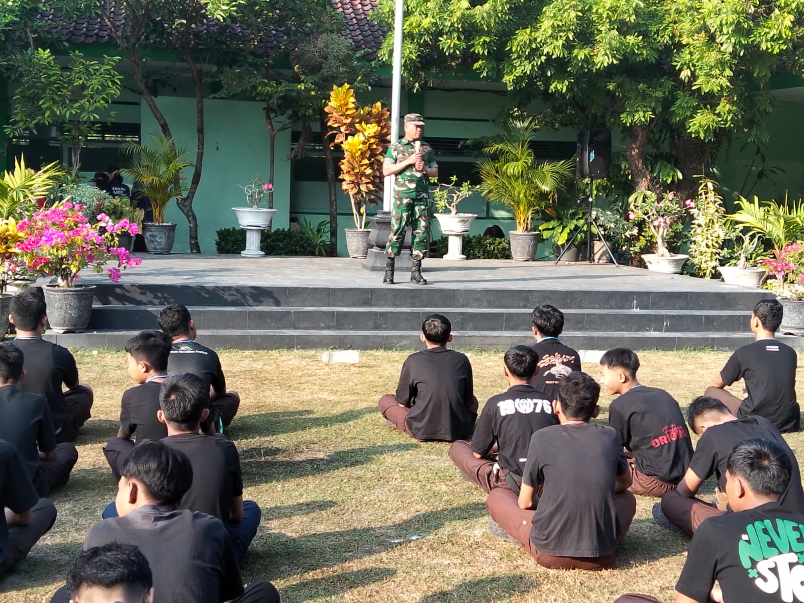 Danramil Kebonarum Tanamkan Wasbang, Disiplin dan Jiwa Kepemimpinan Siswa SMA Negeri 2 Klaten