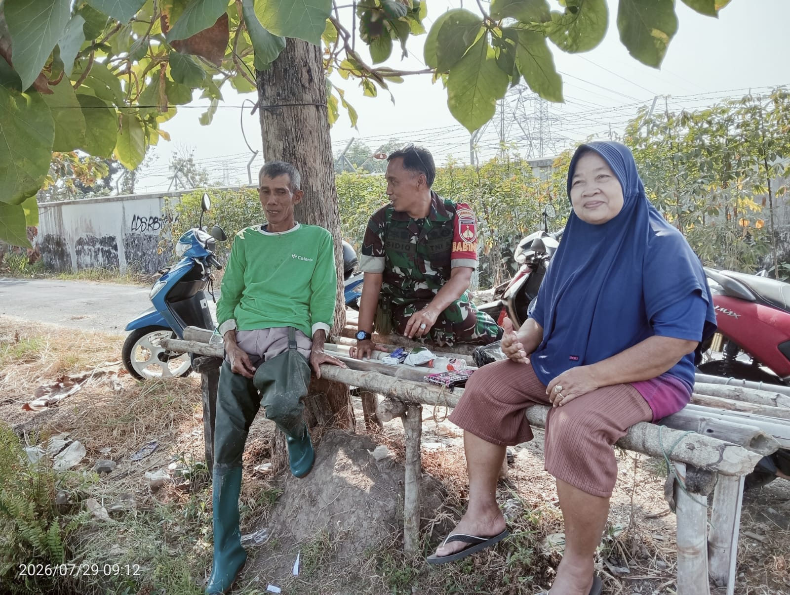 Pantau Pertanian Di Wilayah Binaan, Babinsa Desa Gumulan Perkuat Sinergi Dengan Petani