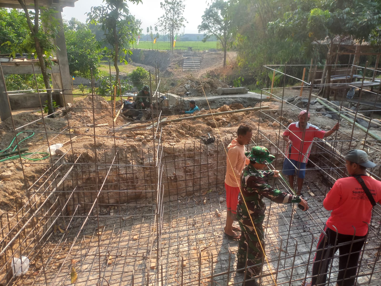 Koramil 01/Kota Dan Warga Kebut Pengerjaan Pylon Jembatan Garuda Kalikotes