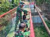 Pemasangan Kawat Harmonika Jembatan Gantung Garuda Di Desa Karangpakel Terus Dikebut