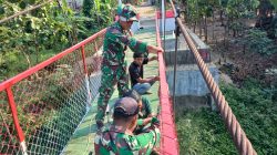 Pemasangan Kawat Harmonika Jembatan Gantung Garuda Di Desa Karangpakel Terus Dikebut