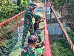 Pemasangan Kawat Harmonika Jembatan Gantung Garuda Di Desa Karangpakel Terus Dikebut