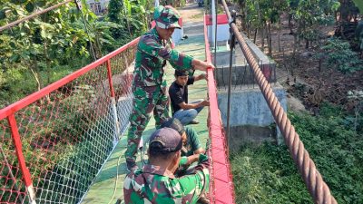 Pemasangan Kawat Harmonika Jembatan Gantung Garuda Di Desa Karangpakel Terus Dikebut