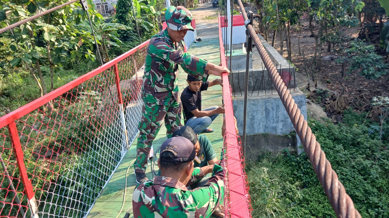 Pemasangan Kawat Harmonika Jembatan Gantung Garuda Di Desa Karangpakel Terus Dikebut