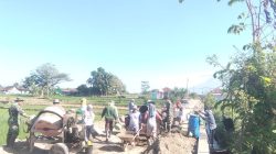 Program KBMKB Ke-35: Koramil 11/Karangnongko Bersama Warga Kebut Betonisasi Jalan Pertanian Desa Somokaton