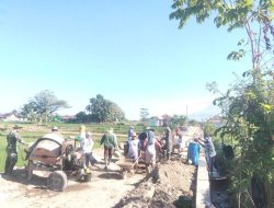 Program KBMKB Ke-35: Koramil 11/Karangnongko Bersama Warga Kebut Betonisasi Jalan Pertanian Desa Somokaton