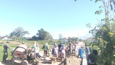 Program KBMKB Ke-35: Koramil 11/Karangnongko Bersama Warga Kebut Betonisasi Jalan Pertanian Desa Somokaton