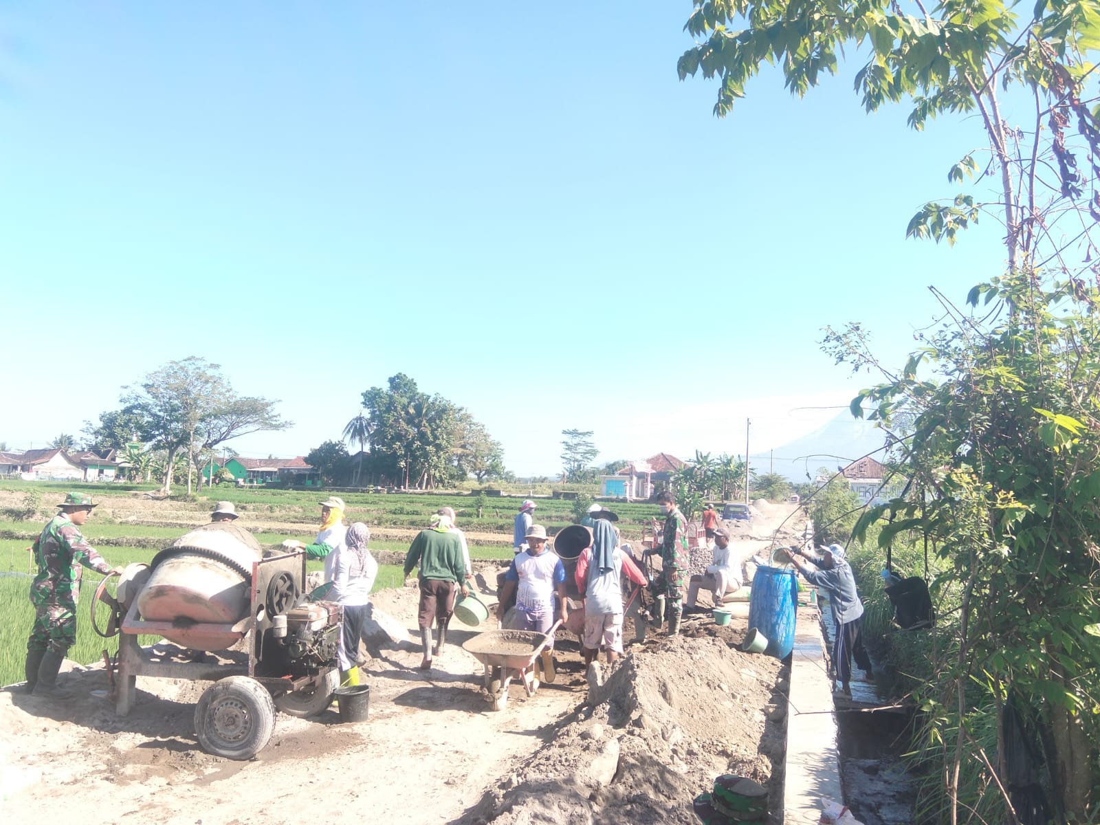 Program KBMKB Ke-35: Koramil 11/Karangnongko Bersama Warga Kebut Betonisasi Jalan Pertanian Desa Somokaton