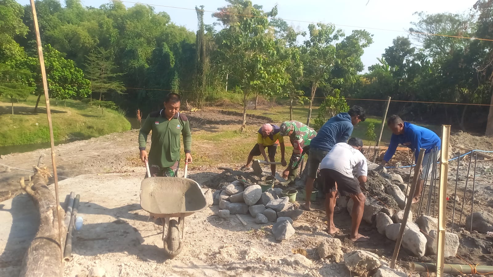 TNI Bersama Warga Wujudkan Jembatan Garuda Di Kalikotes