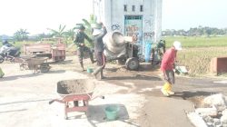 Semangat Gotong Royong TNI Dan Warga Percepat Betonisasi Jalan Pertanian Dalam KBMKB Ke-35 TA 2026 Desa Somokaton
