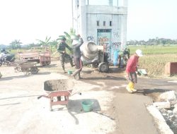 Semangat Gotong Royong TNI Dan Warga Percepat Betonisasi Jalan Pertanian Dalam KBMKB Ke-35 TA 2026 Desa Somokaton