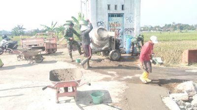 Semangat Gotong Royong TNI Dan Warga Percepat Betonisasi Jalan Pertanian Dalam KBMKB Ke-35 TA 2026 Desa Somokaton