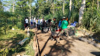 Gotong Royong TNI Dan Warga Warnai Pengerjaan Betonisasi Jalan TMMD Tahap III Di Desa Sedayu Klaten