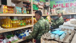 Pastikan Stabilitas Harga, Babinsa Koramil 12/Manisrenggo Pantau Harga Sembako Di Pasar Klewer