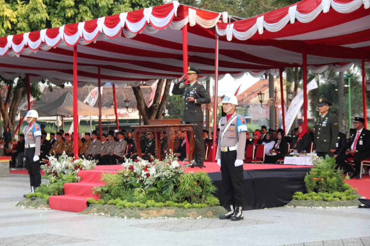HUT Ke-81 RI, Dandim 0723/Klaten Pimpin Upacara Penurunan Bendera di Alun-Alun Klaten