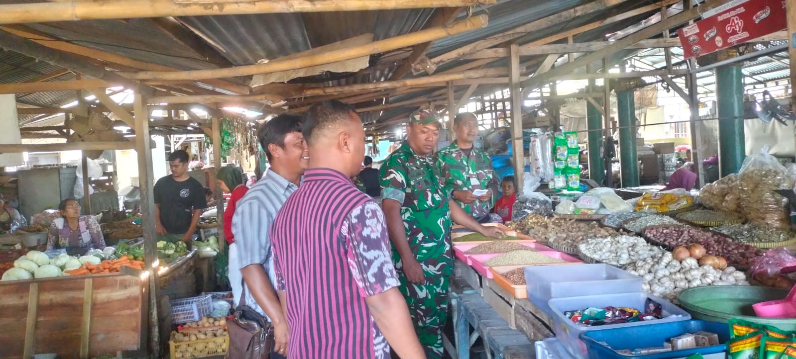 Babinsa Koramil Karangnongko Pantau Harga Sembako, Jaga Stabilitas Harga Bahan Pokok
