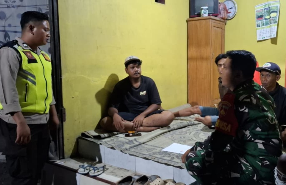 Babinsa Dan Bhabinkamtibmas Perkuat Sinergi Keamanan Melalui Patroli Sambang Pos Kamling