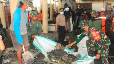 Kodim 0723/Klaten Bersama Polri, Relawan Dan Instansi Terkait Gotong Royong Bersihkan Pasar Sidoharjo Bayat Pasca Kebakaran