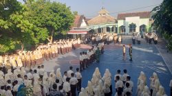 Babinsa Koramil 19/Trucuk Bekali Siswa MTs Muhammadiyah Trucuk Dengan Kedisiplinan Dan Wasbang