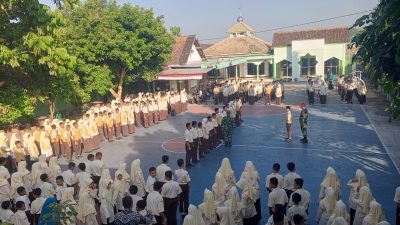 Babinsa Koramil 19/Trucuk Bekali Siswa MTs Muhammadiyah Trucuk Dengan Kedisiplinan Dan Wasbang Babinsa Koramil 19/Trucuk Bekali Siswa MTs Muhammadiyah Trucuk Dengan Kedisiplinan Dan Wasbang