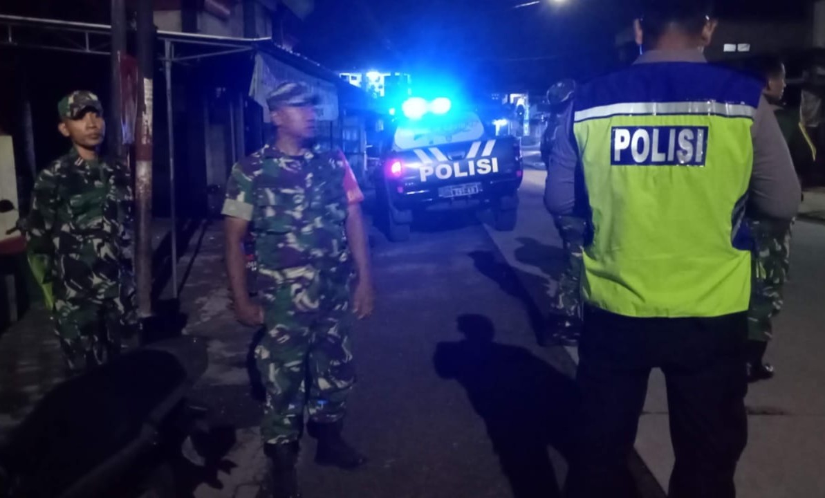 Babinsa Koramil Karangnongko Bersama Polsek Karangnongko Gelar Patroli Malam Gabungan Perkuat Kamtibmas