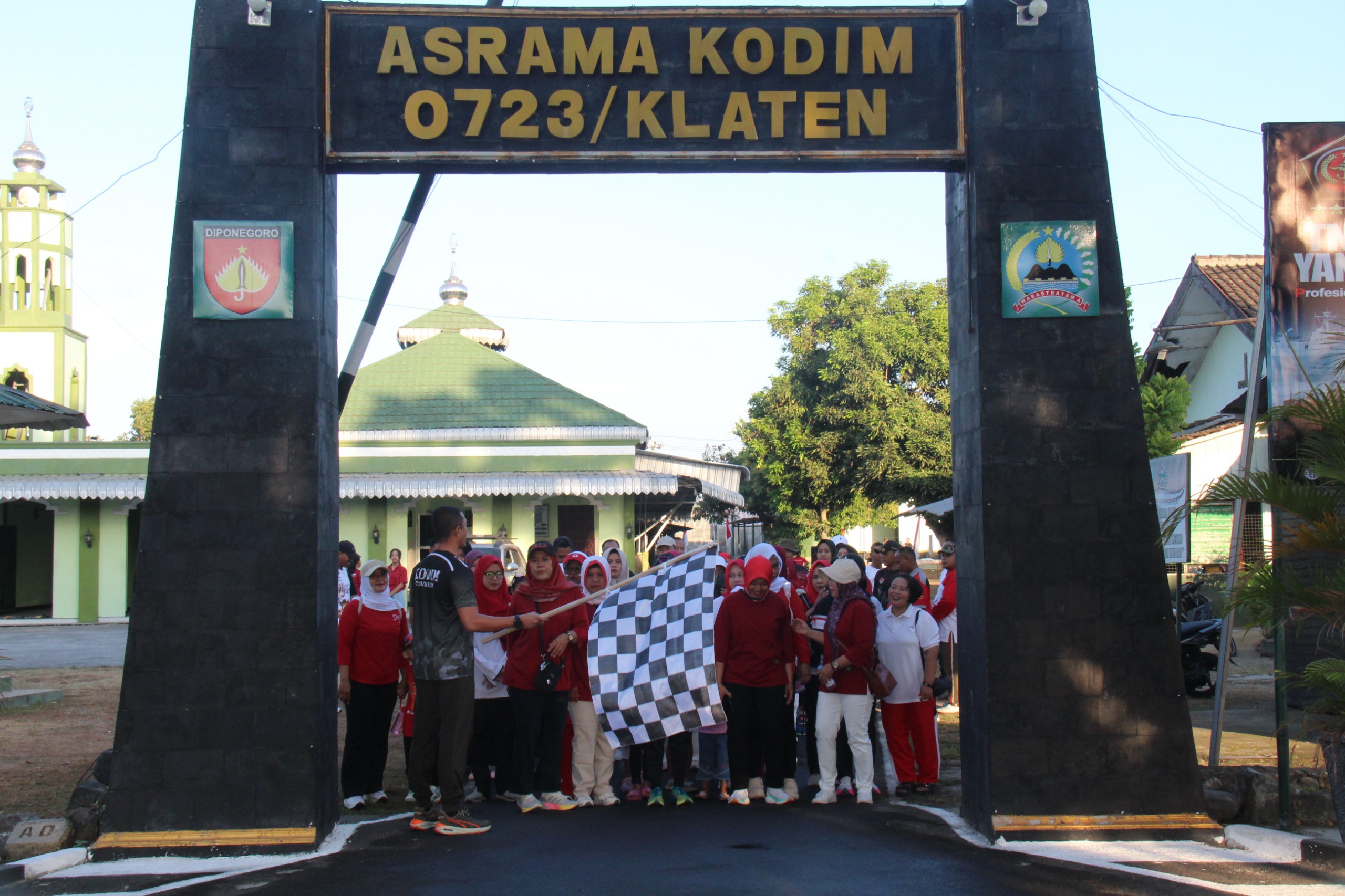Semarak HUT Ke-81 RI, Dandim 0723/Klaten Jalan Sehat Bersama Warga Asrama Kodim