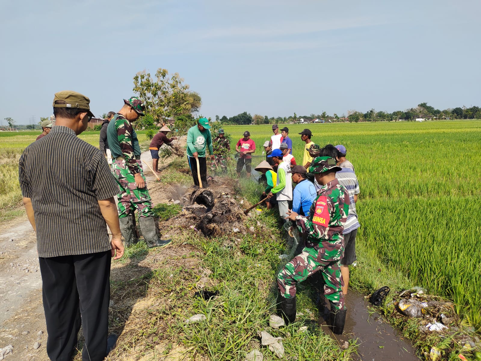 Babinsa Koramil Juwiring Dampingi Poktan Subur Makmur Gropyok Tikus, Tekan Ancaman Hama