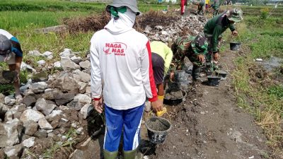 Babinsa Koramil 06/Kebonarum Bantu Warga Bangun Parit Persawahan Di Desa Gondang
