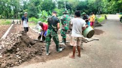 Babinsa Koramil 07/Wedi Bersama Warga Gotong Royong Bangun Jalan Pertanian Di Desa Pasung Babinsa Koramil 07/Wedi Bersama Warga Gotong Royong Bangun Jalan Pertanian Di Desa Pasung