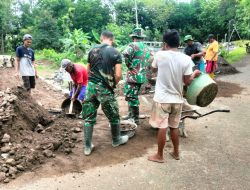 Babinsa Koramil 07/Wedi Bersama Warga Gotong Royong Bangun Jalan Pertanian Di Desa Pasung