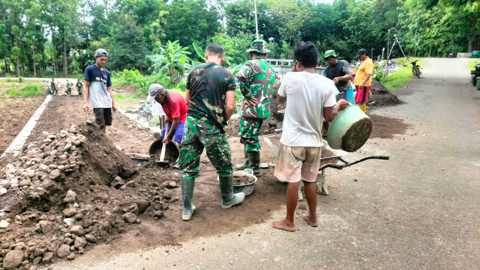 Babinsa Koramil 07/Wedi Bersama Warga Gotong Royong Bangun Jalan Pertanian Di Desa Pasung