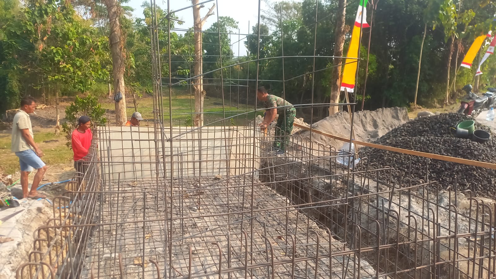 TNI Dan Warga Semangat Gotong Royong Pembangunan Jembatan Garuda Tahap VI Di Kalikotes