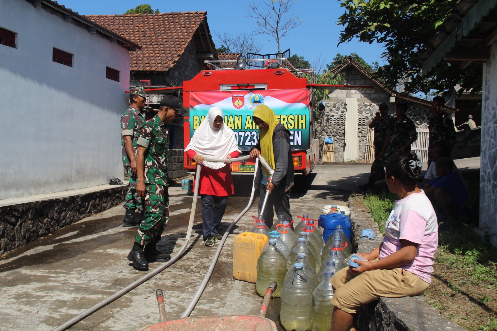 Kodim 0723/Klaten Salurkan Bantuan Air Bersih untuk Warga Lereng Merapi