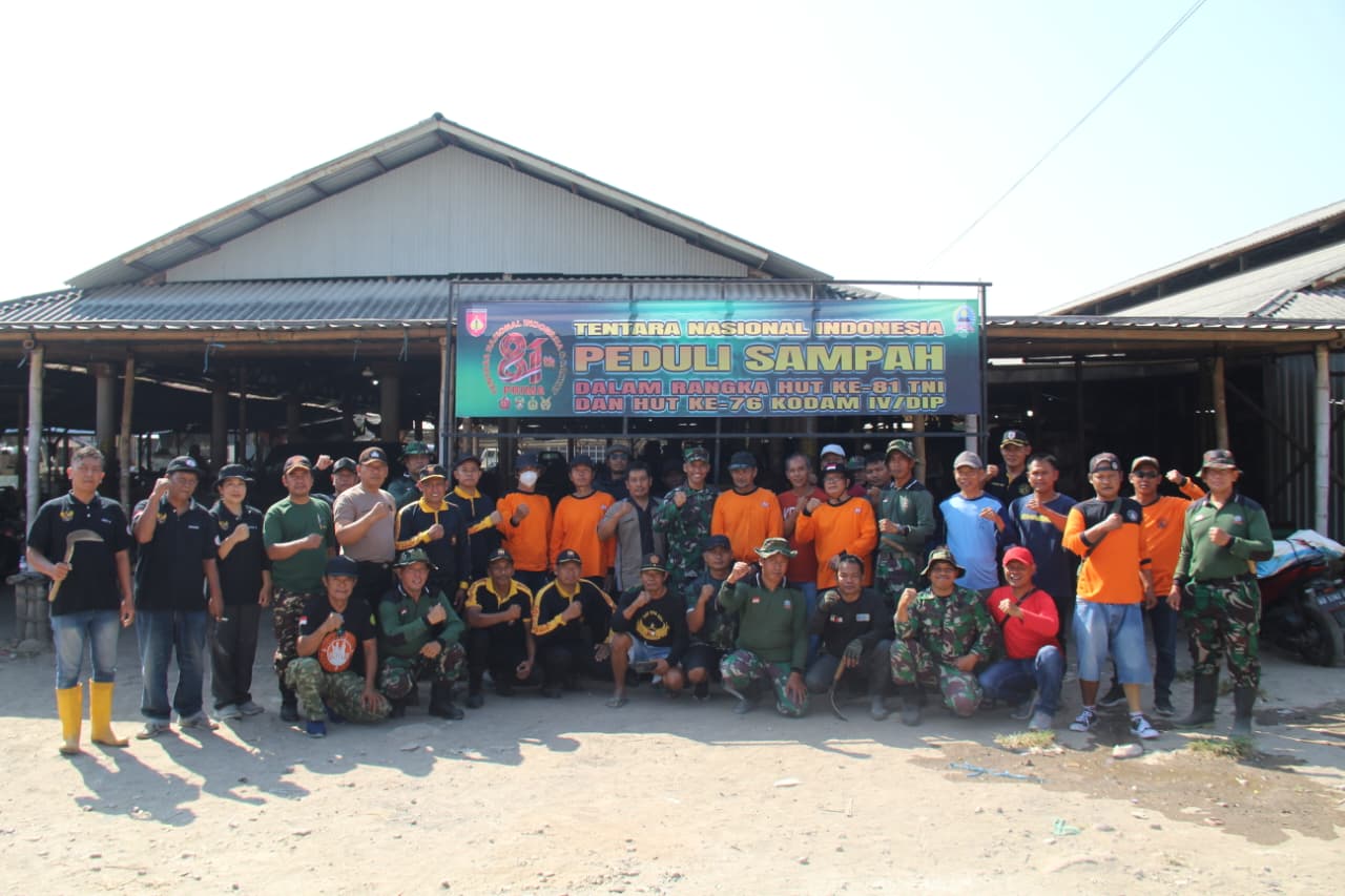 Kodim 0723/Klaten Gelar Karya Bakti TNI Peduli Sampah Di Pasar Keden