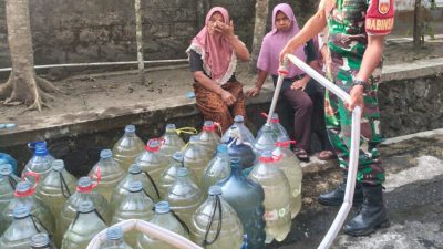Terdampak Kekeringan Di Desa Tlogowatu Kemalang, Kodim 0723/Klaten Salurkan Bantuan Air Bersih