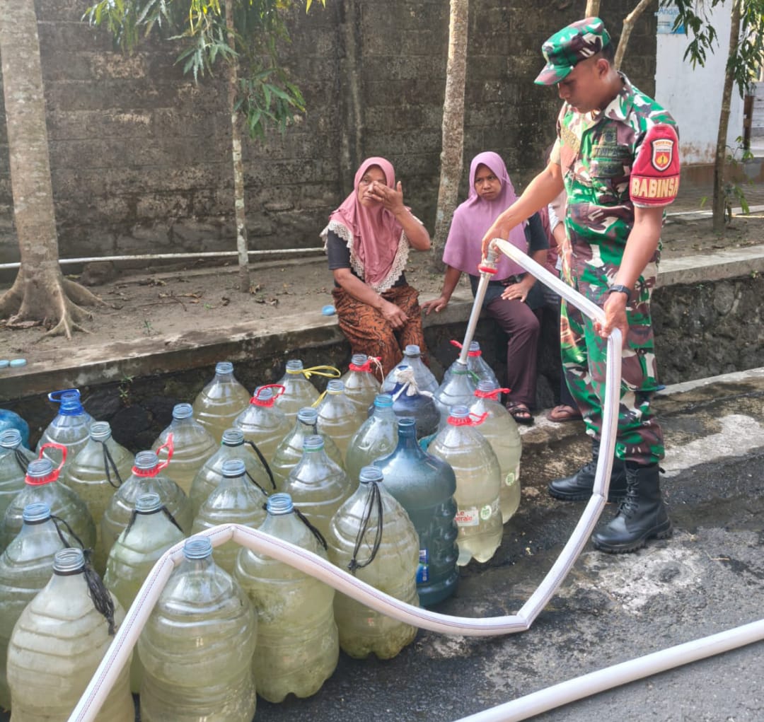 Terdampak Kekeringan Di Desa Tlogowatu Kemalang, Kodim 0723/Klaten Salurkan Bantuan Air Bersih