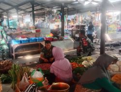 Babinsa Koramil Karanganom Pantau Harga Sembako Di Pasar Jurang Jero