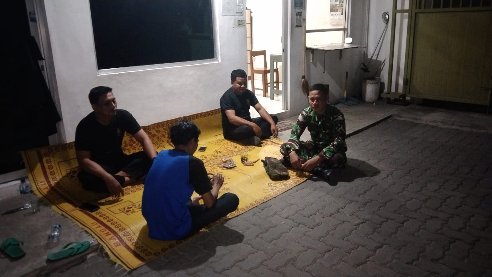 Babinsa Koramil 23/Ceper Patroli Malam, Jalin Komunikasi Dengan Warga Desa Ceper