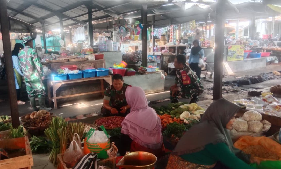 Babinsa Koramil Karanganom Pantau Harga Sembako Di Pasar Jurang Jero