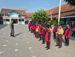 Babinsa Koramil 23/Ceper Bentuk Disiplin Dan Karakter Siswa SDN 2 Klepu