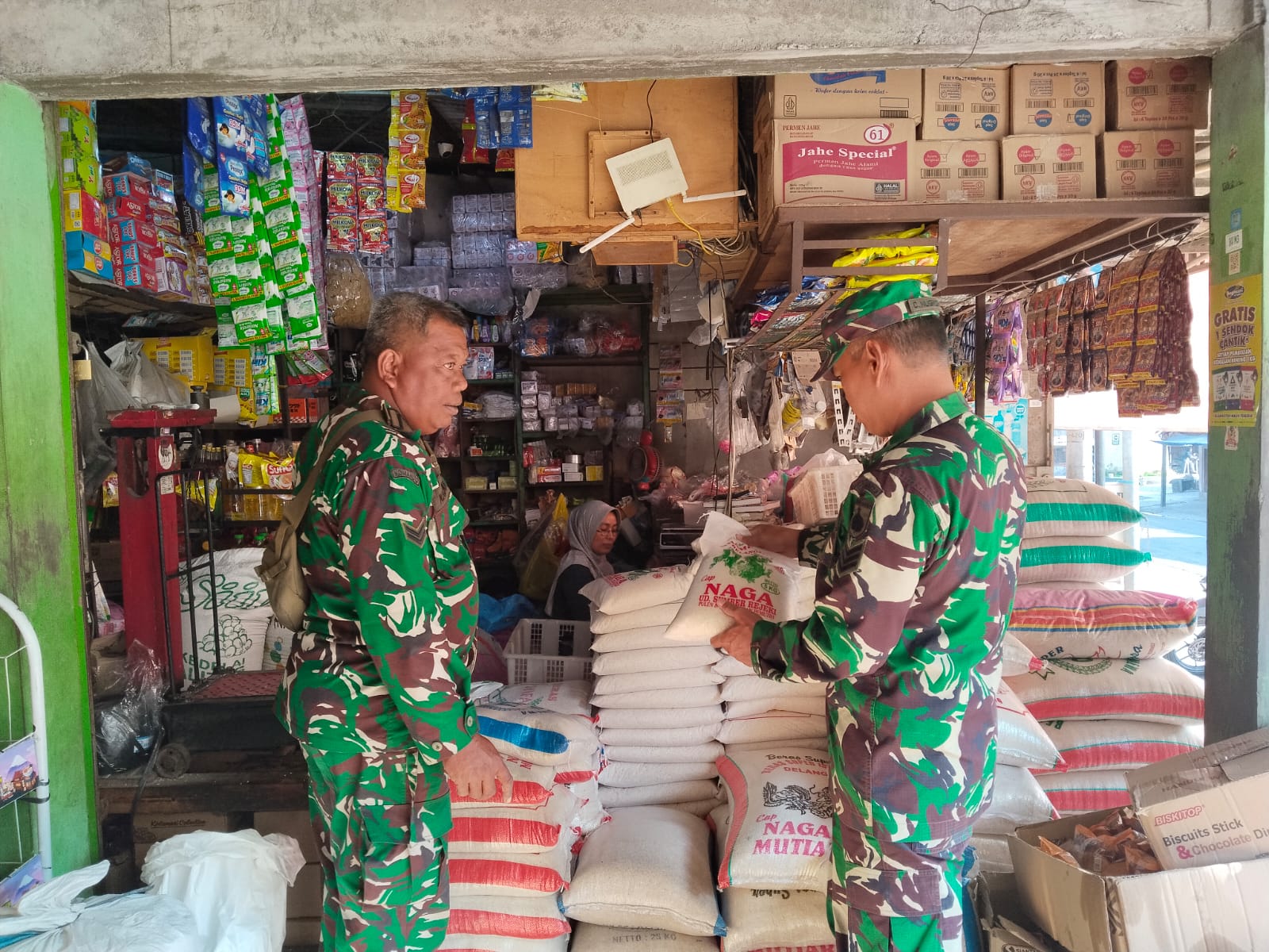 Babinsa Koramil 13/Kemalang Pantau Harga Sembako Di Pasar Kembang, Kondisi Stabil