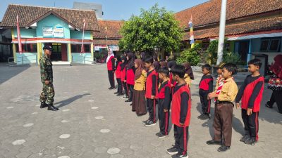Babinsa Koramil 23/Ceper Bentuk Disiplin Dan Karakter Siswa SDN 2 Klepu Babinsa Koramil 23/Ceper Bentuk Disiplin Dan Karakter Siswa SDN 2 Klepu