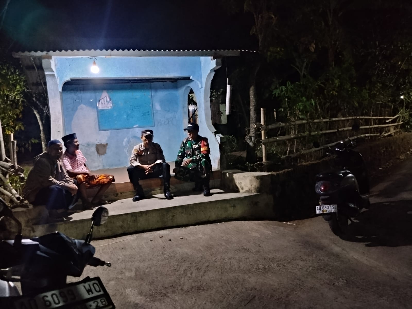 Babinsa Desa Sedayu Dan Bhabinkamtibmas Patroli Malam, Ajak Warga Jaga Keamanan Dan Waspada Kebakaran
