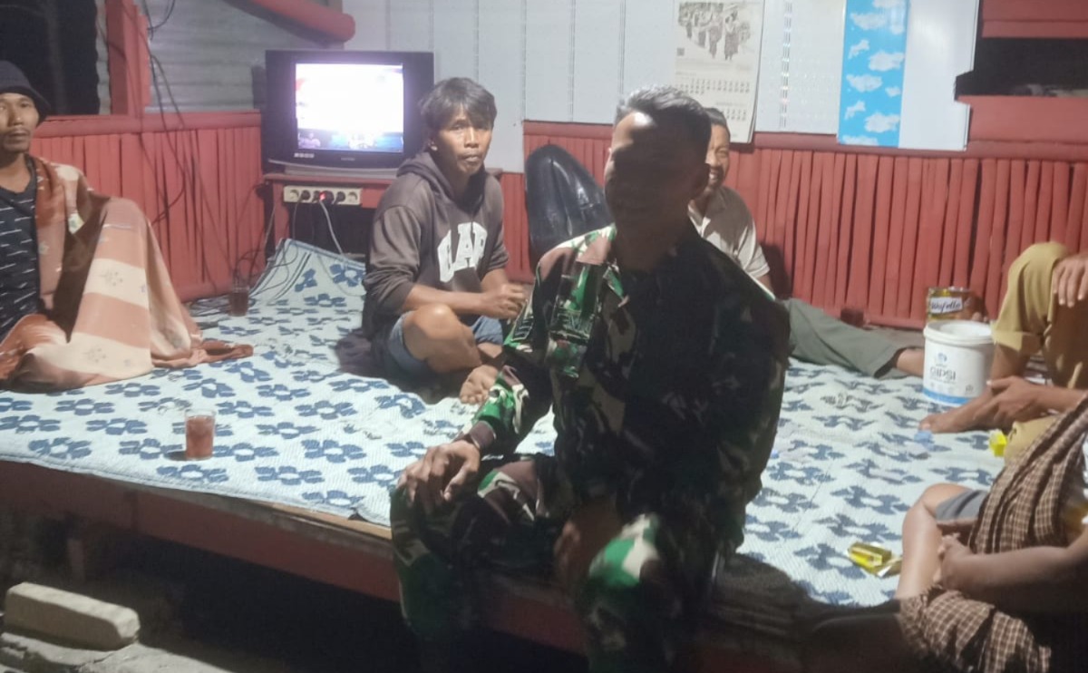 Babinsa Koramil 18 Bayat Patroli Wilayah dan Sambangi Pos Ronda, Jaga Kamtibmas Desa Dukuh