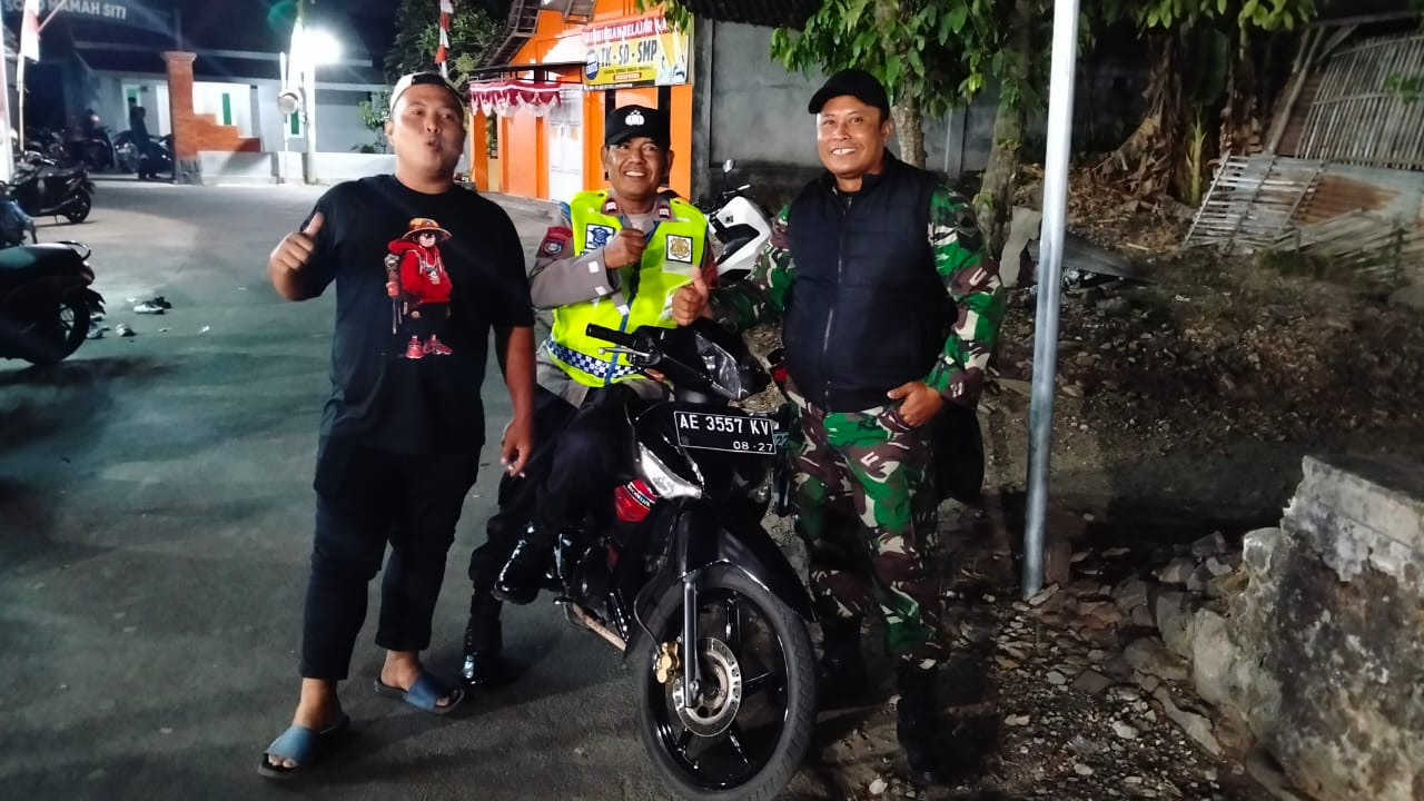 Babinsa Koramil 15/Polanharjo Dan Bhabinkamtibmas Patroli Poskamling Desa Karanglo