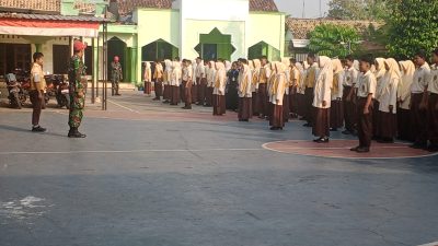 Babinsa Koramil 19/Trucuk Beri Pembekalan Kedisiplinan Dan Wasbang Siswa MTs Muhammadiyah